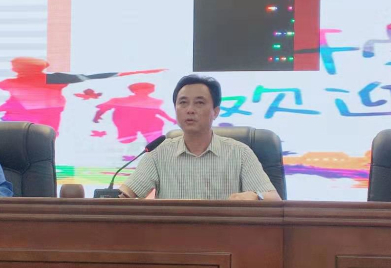 潢川五小校长霍同友作总结讲话.jpg