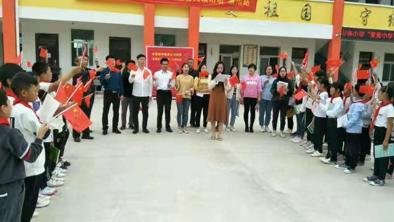 活动的最后共唱《我和我的祖国》.jpg