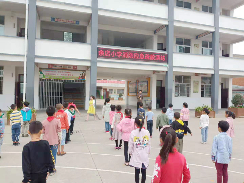 学校安全负责人对全体师生进行了消防知识的讲解.JPG