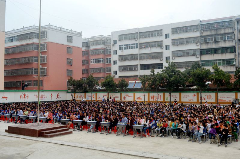 2 家长代表前排就座.JPG