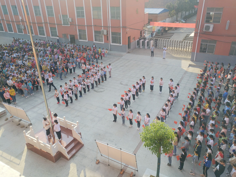 仁和中学开展“向国旗敬礼,共筑中国梦”国旗下的讲话活动1.jpg 仁和中学开展“向国旗敬礼,共筑中国梦”国旗下的讲话活动1.jpg