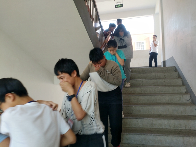 仁和中学成功举行安全疏散逃生演练活动2.jpg 仁和中学成功举行安全疏散逃生演练活动2.jpg