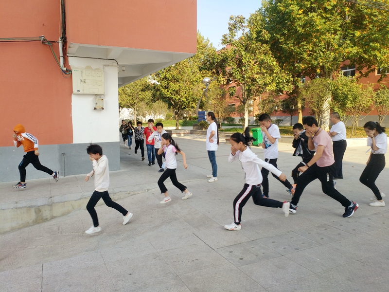 仁和中学成功举行安全疏散逃生演练活动1.jpg 仁和中学成功举行安全疏散逃生演练活动1.jpg