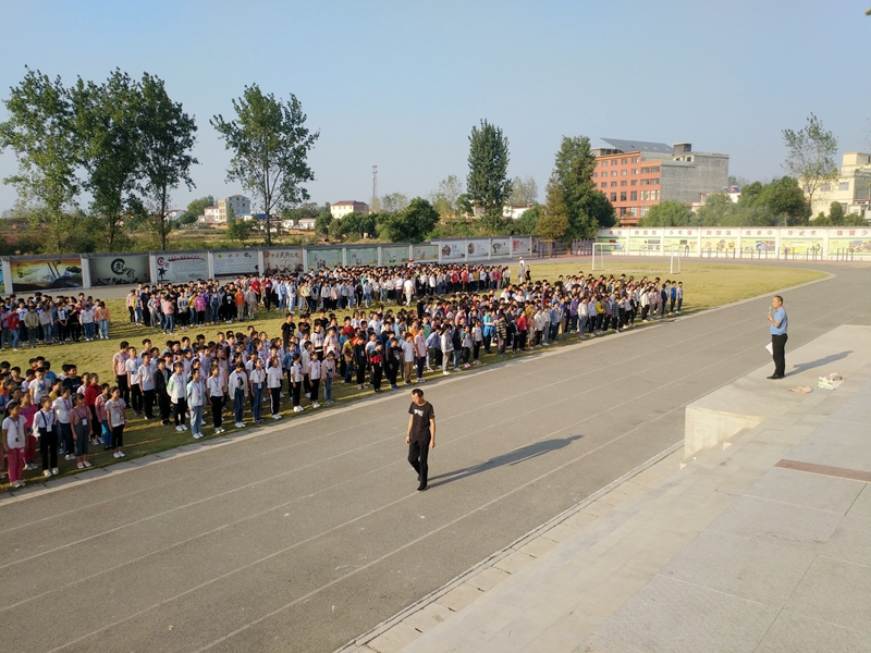 仁和中学成功举行安全疏散逃生演练活动4.jpg 仁和中学成功举行安全疏散逃生演练活动4.jpg