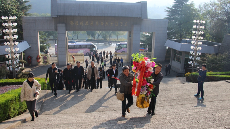 2向革命烈士敬献花篮.JPG