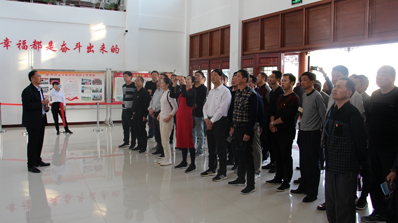 9参观文殊乡东岳村文化展厅.JPG