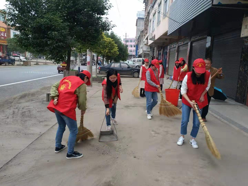 仁和中学再次开展志愿者义务劳动3.jpg 仁和中学再次开展志愿者义务劳动3.jpg