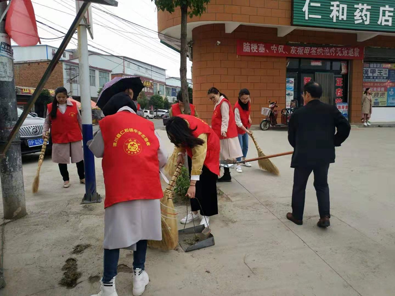 仁和中学再次开展志愿者义务劳动8.jpg 仁和中学再次开展志愿者义务劳动8.jpg