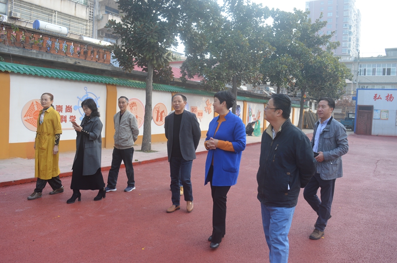 3退休教师参观学校.JPG