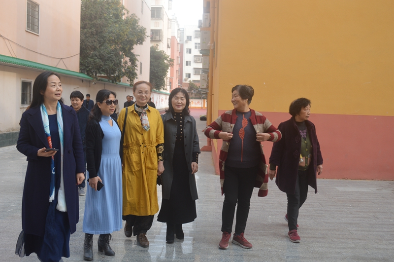 6退休教师参观学校.JPG
