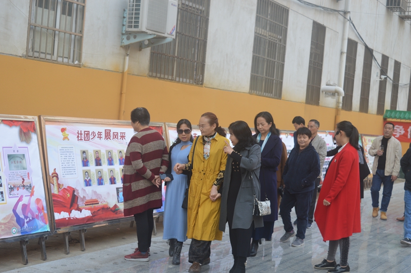 8退休教师参观学校.JPG