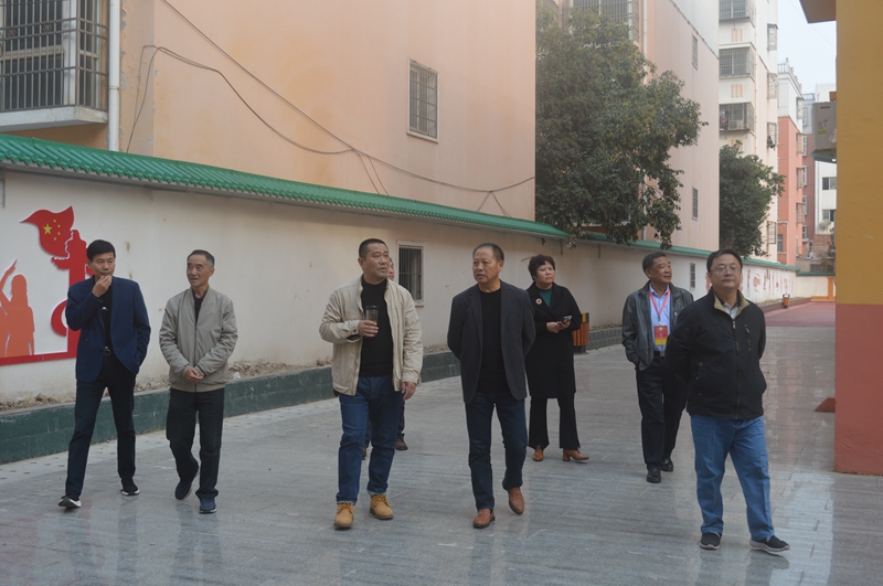 7退休教师参观学校.JPG