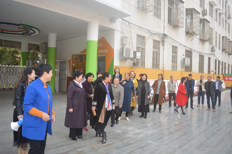 10退休教师参观学校.JPG