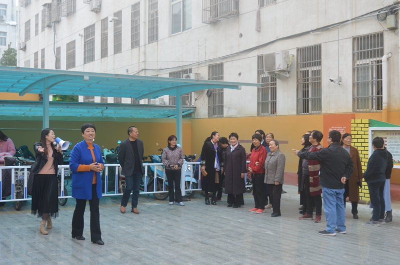 11退休教师参观学校.JPG