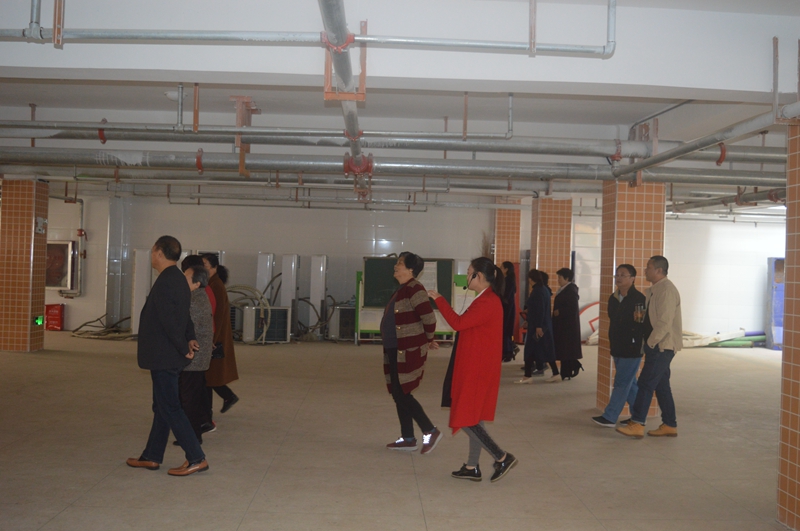 12退休教师参观学校.JPG