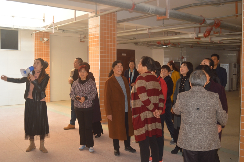 13退休教师参观学校.JPG
