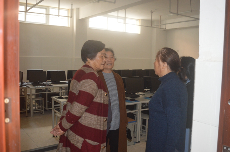 14退休教师参观学校.JPG
