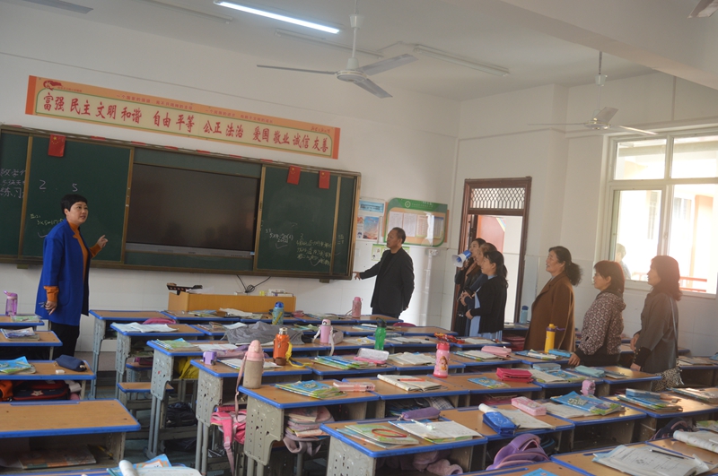 15退休教师参观学校.JPG