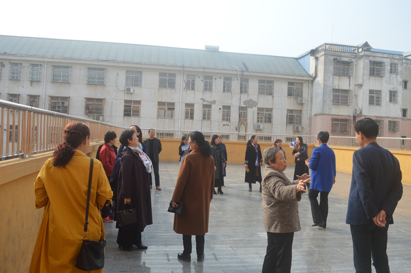 16退休教师参观学校.JPG