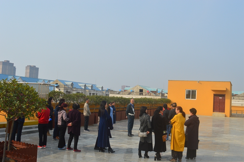 19退休教师参观学校.JPG