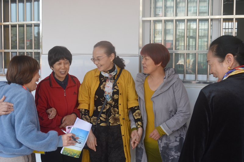 21退休教师参观学校.JPG