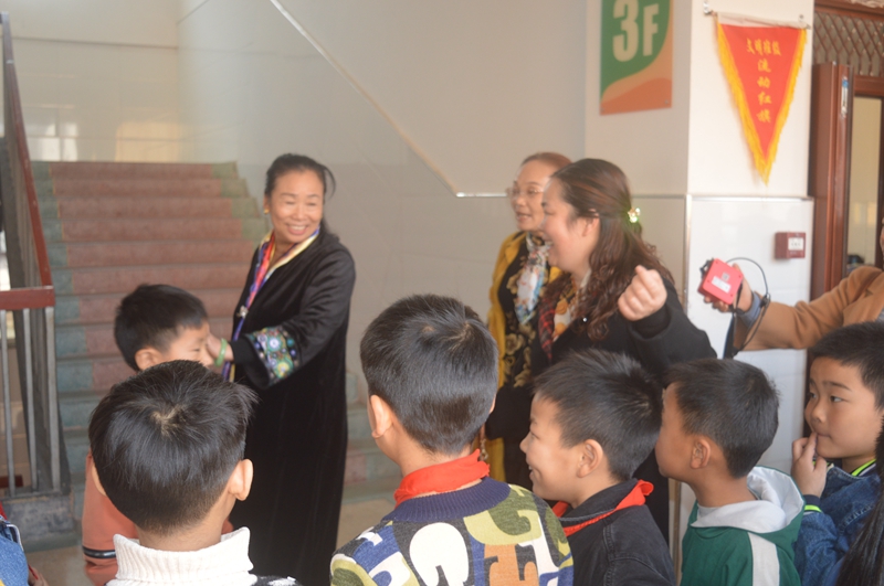 20退休教师参观学校.JPG