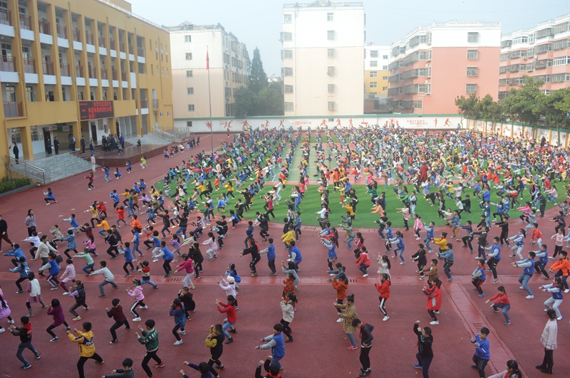 23退休教师参观学校.JPG
