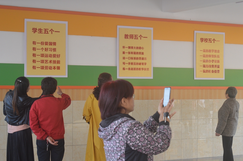 24退休教师参观学校.JPG