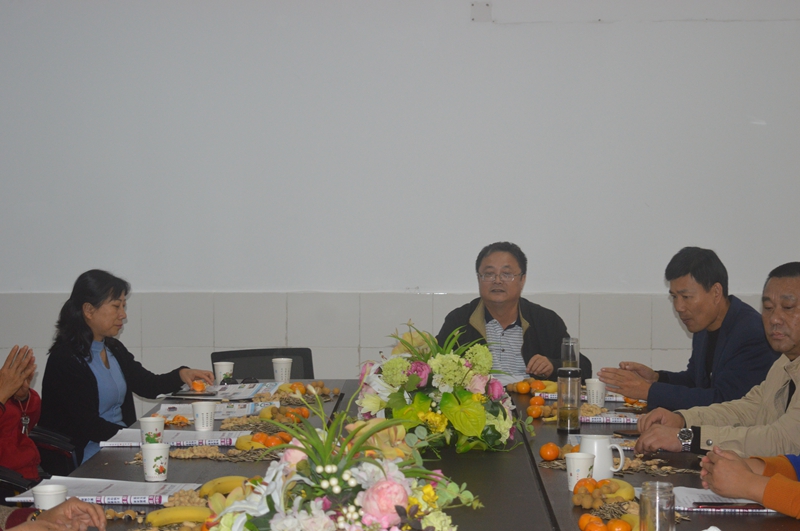 26退休教师座谈会，工会主席刘向东主持.JPG