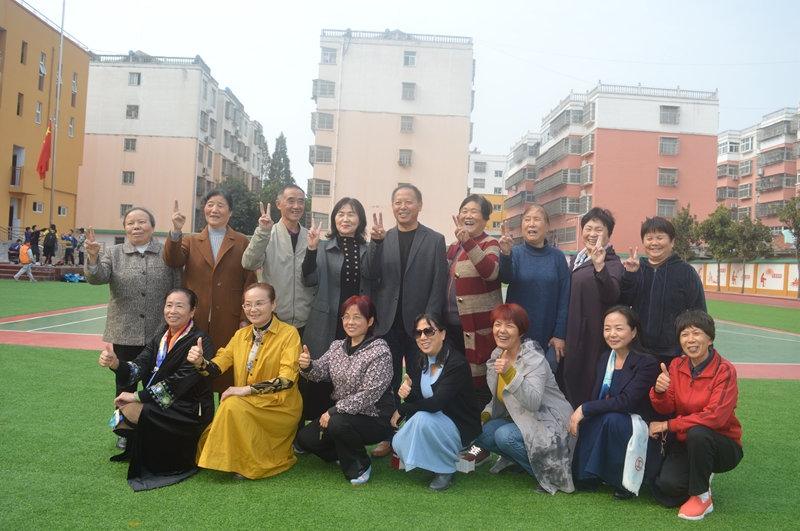 40退休教师合影留念.JPG