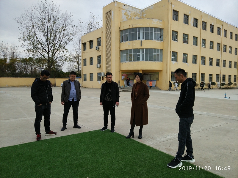 王丽一行实地查看校园环境.jpg 王丽一行实地查看校园环境.jpg
