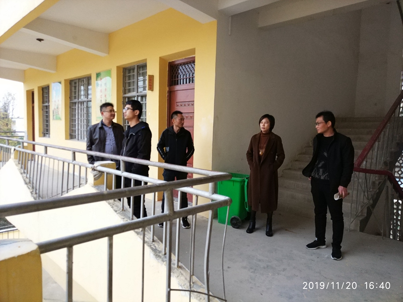 2王丽一行实地查看校园环境.jpg 2王丽一行实地查看校园环境.jpg