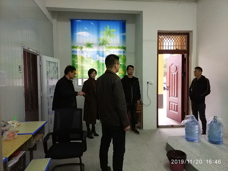 王丽一行实地查看实验中学派驻教师生活情况.jpg 王丽一行实地查看实验中学派驻教师生活情况.jpg