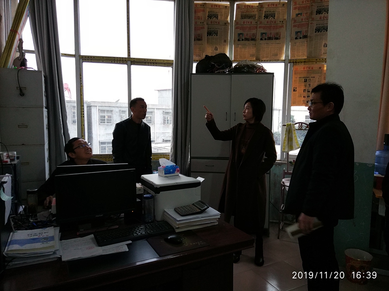 王丽一行实地查看教师办公环境.jpg 王丽一行实地查看教师办公环境.jpg