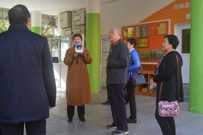 5市关工委领导到逸夫小学调研.JPG