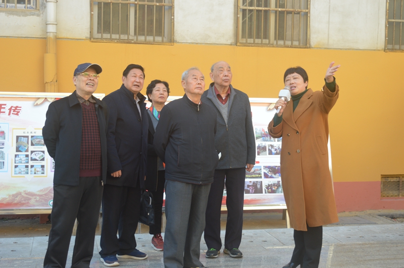 7市关工委领导到逸夫小学调研.JPG