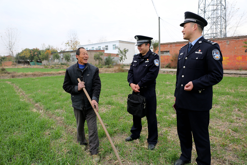 图片说明 ｜ 潢川公安：麦田地头话民情！6V0A2335.JPG