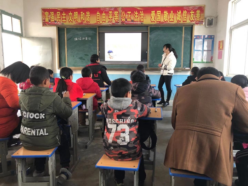 彭寨小学钱永老师让学生在阅读探索知识的奥秘.jpg