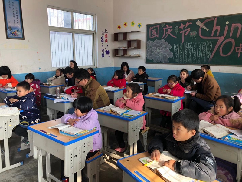 认真听课的教师们.jpg