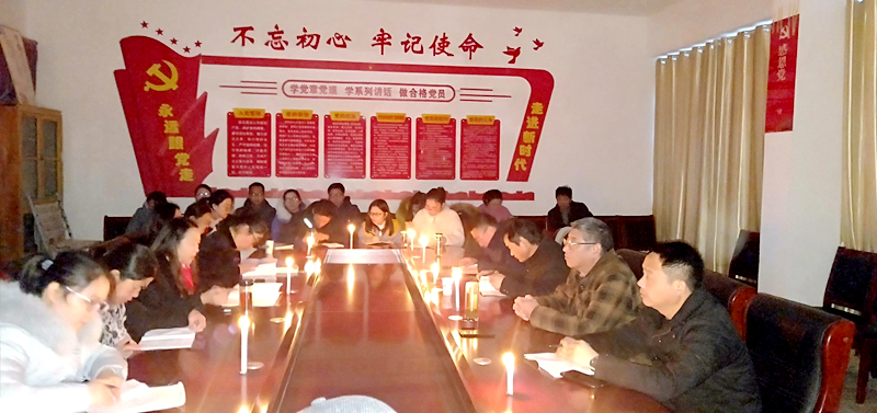 停电中烛光下的教研.jpg