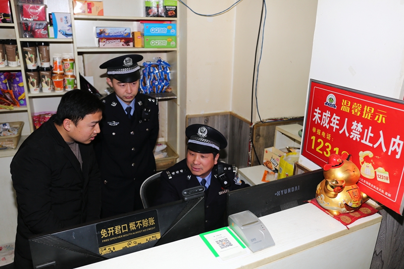 1.图片说明 ｜ 潢川公安：严查网吧护平安！  6V0A3968.JPG