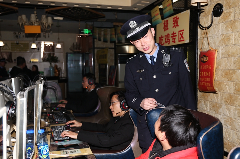 2. 图片说明 ｜ 潢川公安：严查网吧护平安！ 6V0A3845.JPG