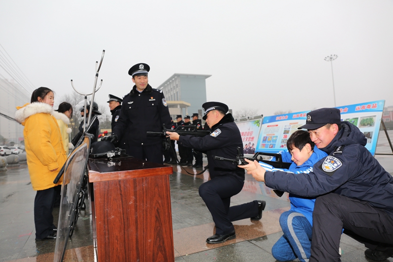 1. 图片说明 ｜ 长大后，我也要当警察！ 6V0A5504.JPG