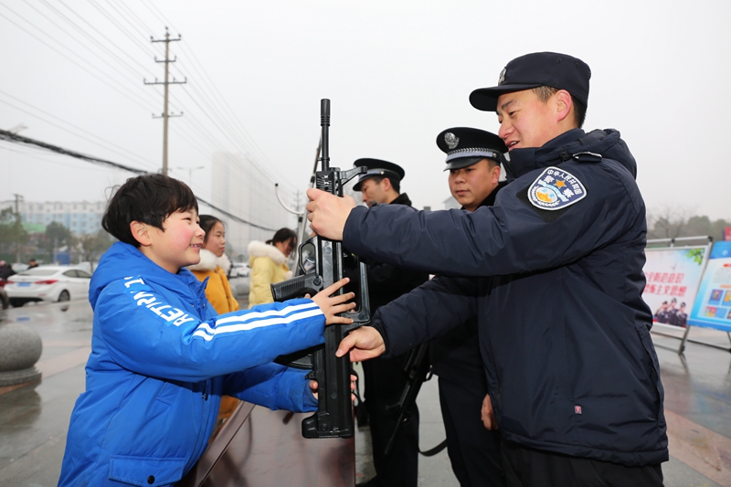 2.图片说明 ｜ 长大后，我也要当警察！  6V0A5485.JPG