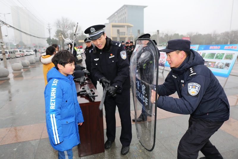 3. 图片说明 ｜ 长大后，我也要当警察！ 6V0A5514.JPG