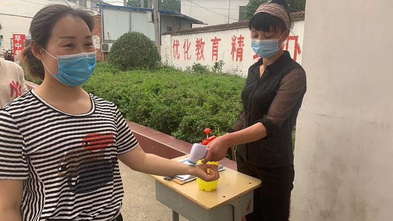 校门口体温监测2.jpg 校门口体温监测2.jpg