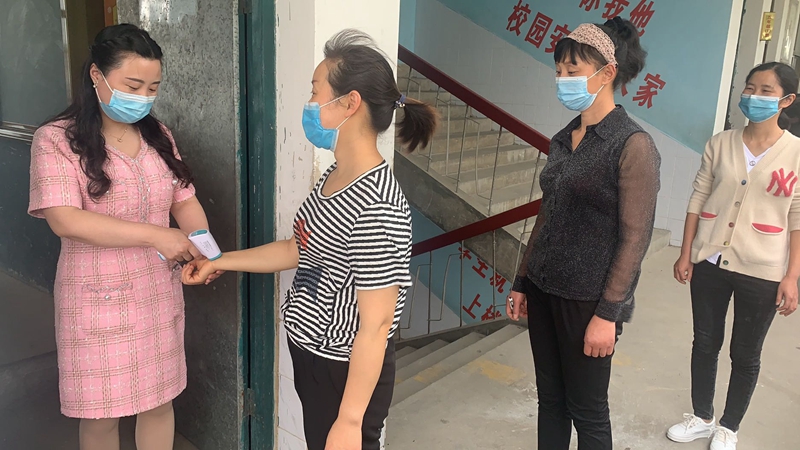 教学区晨午检1.jpg 教学区晨午检1.jpg