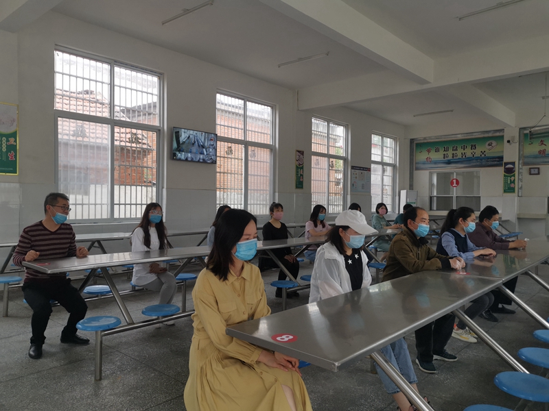 午餐间隔同向就餐.jpg 午餐间隔同向就餐.jpg