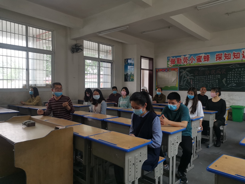 学生单人单桌就坐.jpg 学生单人单桌就坐.jpg