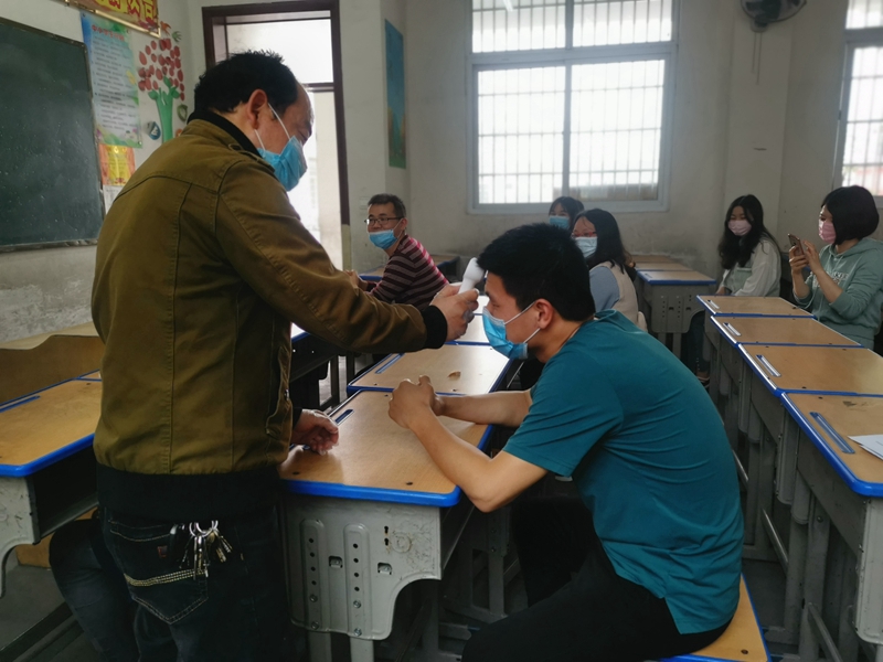 出现突发情况,“学生”体温异常.jpg 出现突发情况,“学生”体温异常.jpg